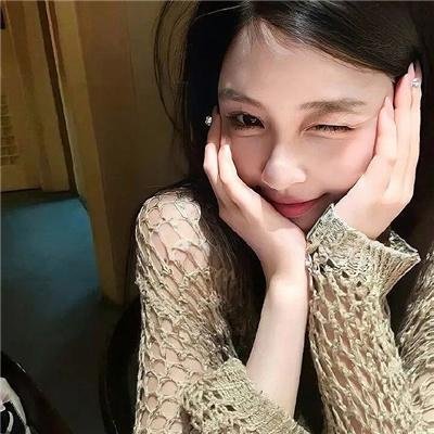 蓝色牛仔裤芬兰小姐